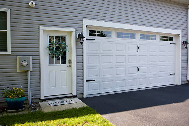 24/7 Emergency Garage Door Panel Replacement experts in Broadview Park, FL